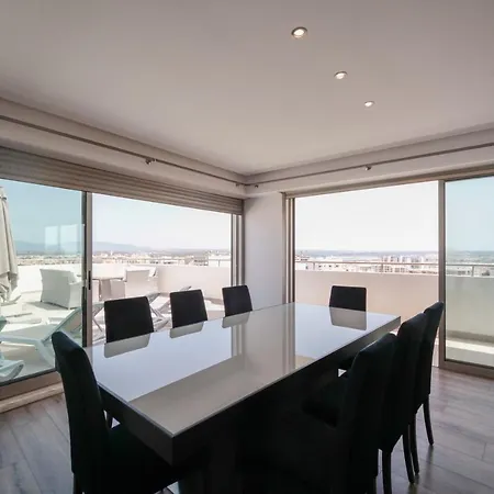 Outstanding Penthouse With Amazing Sea Views *