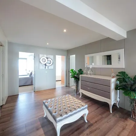 Outstanding Penthouse With Amazing Sea Views *