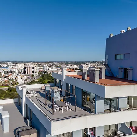 Outstanding Penthouse With Amazing Sea Views *