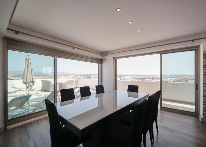Outstanding Penthouse With Amazing Sea Views *