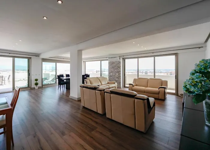 Outstanding Penthouse With Amazing Sea Views Апартаменты Портиман