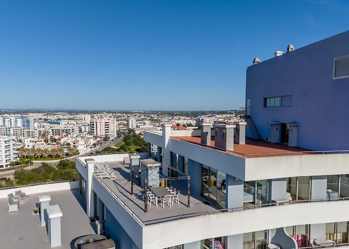 Outstanding Penthouse With Amazing Sea Views *