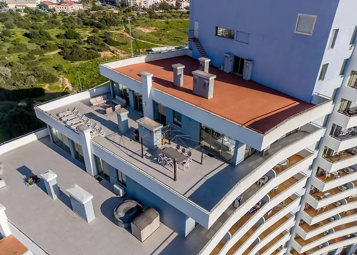 Outstanding Penthouse With Amazing Sea Views *