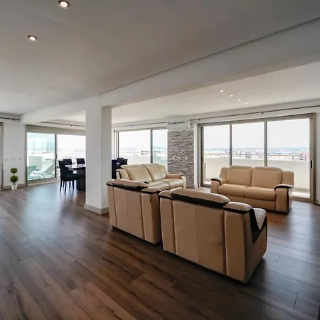 Outstanding Penthouse With Amazing Sea Views Апартаменты Портиман